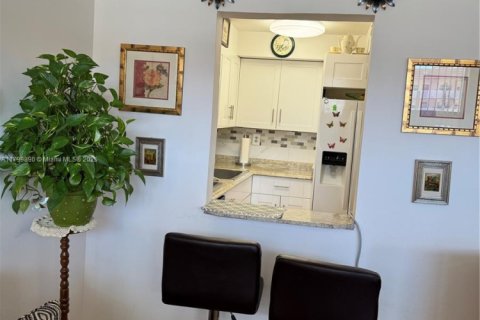Condo in Sunrise, Florida, 1 bedroom  № 1696085 - photo 9