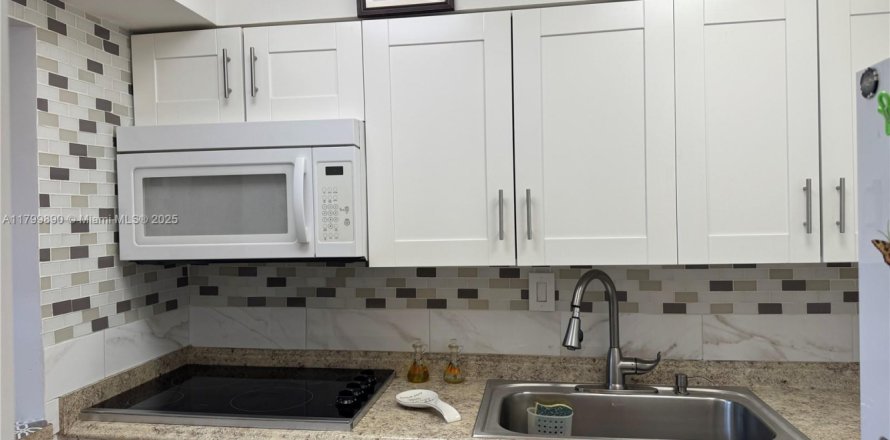 Condo in Sunrise, Florida, 1 bedroom № 1696085