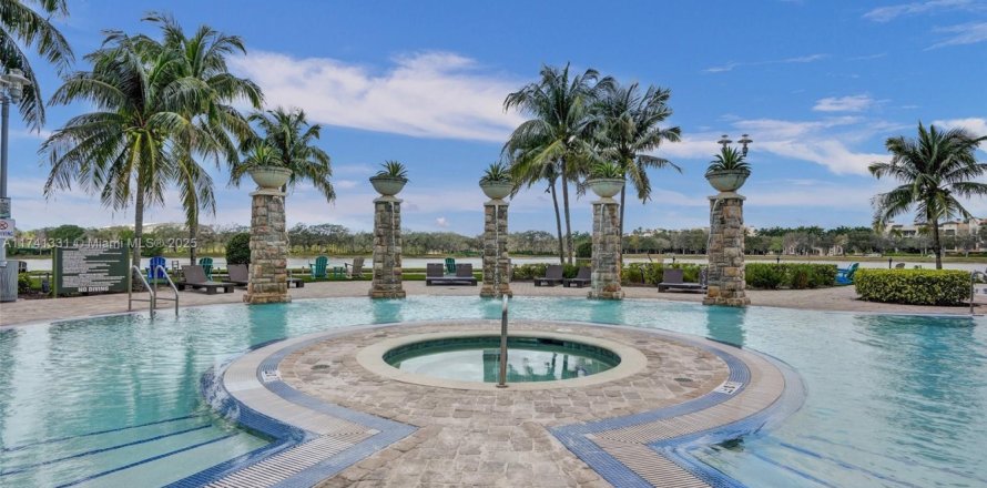 Кондоминиум с 2 спальнями в Санрайз, Флорида № 1981159