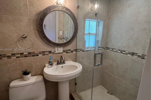 House in North Bay Village, Florida 4 bedrooms, 207.36 sq.m. № 2010174 - photo 14