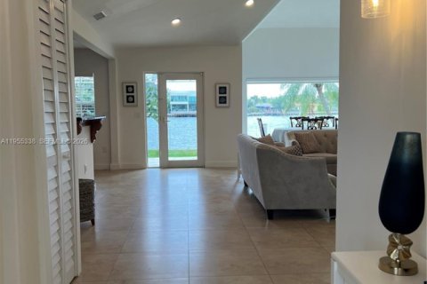 House in North Bay Village, Florida 4 bedrooms, 207.36 sq.m. № 2010174 - photo 4