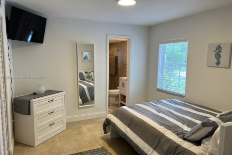 House in North Bay Village, Florida 4 bedrooms, 207.36 sq.m. № 2010174 - photo 8