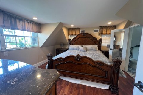 House in North Bay Village, Florida 4 bedrooms, 207.36 sq.m. № 2010174 - photo 11