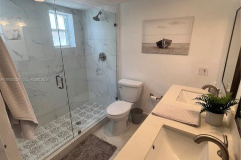 House in North Bay Village, Florida 4 bedrooms, 207.36 sq.m. № 2010174 - photo 10