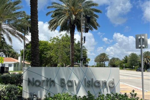 House in North Bay Village, Florida 4 bedrooms, 207.36 sq.m. № 2010174