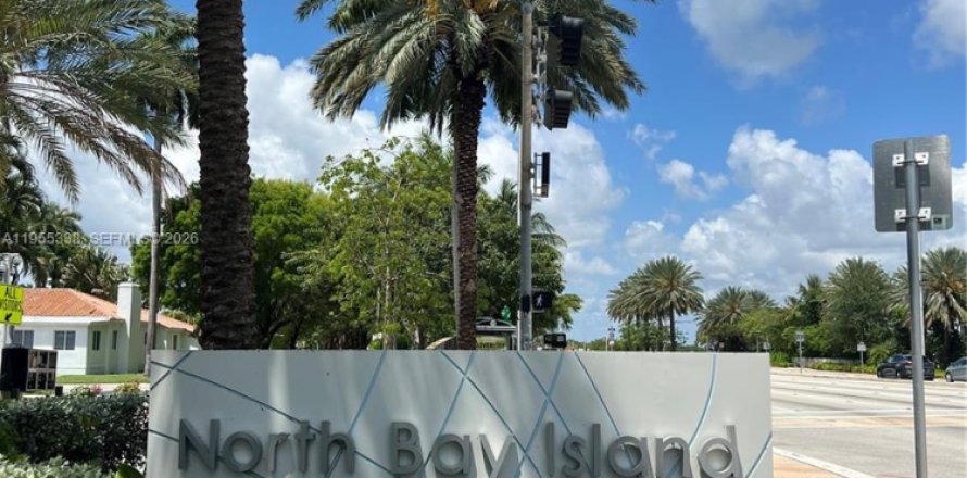 House in North Bay Village, Florida 4 bedrooms, 207.36 sq.m. № 2010174