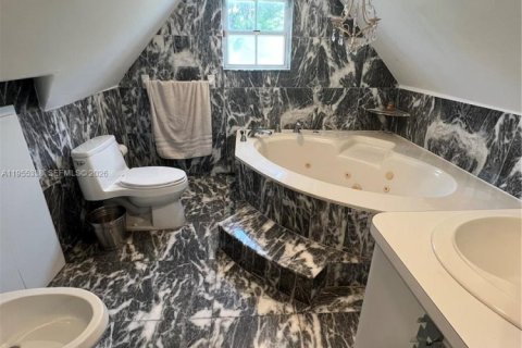 House in North Bay Village, Florida 4 bedrooms, 207.36 sq.m. № 2010174 - photo 12