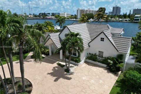 House in North Bay Village, Florida 4 bedrooms, 207.36 sq.m. № 2010174 - photo 2