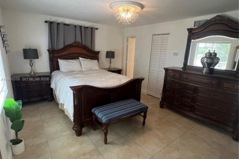 House in North Bay Village, Florida 4 bedrooms, 207.36 sq.m. № 2010174 - photo 9