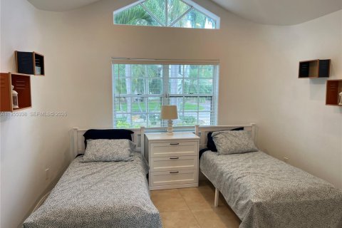 House in North Bay Village, Florida 4 bedrooms, 207.36 sq.m. № 2010174 - photo 7