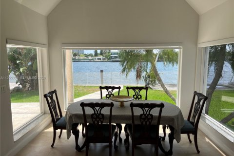 House in North Bay Village, Florida 4 bedrooms, 207.36 sq.m. № 2010174 - photo 6