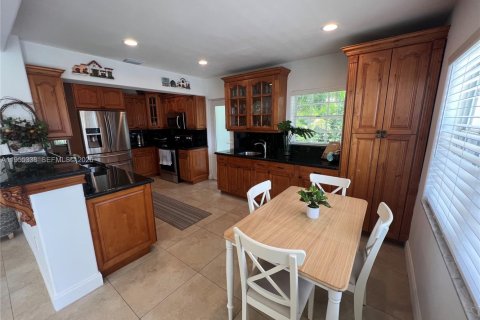 House in North Bay Village, Florida 4 bedrooms, 207.36 sq.m. № 2010174 - photo 5