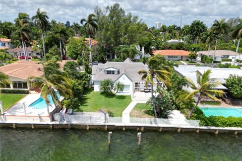 House in North Bay Village, Florida 4 bedrooms, 207.36 sq.m. № 2010174 - photo 3