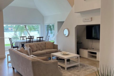 House in North Bay Village, Florida 4 bedrooms, 207.36 sq.m. № 2010174 - photo 13