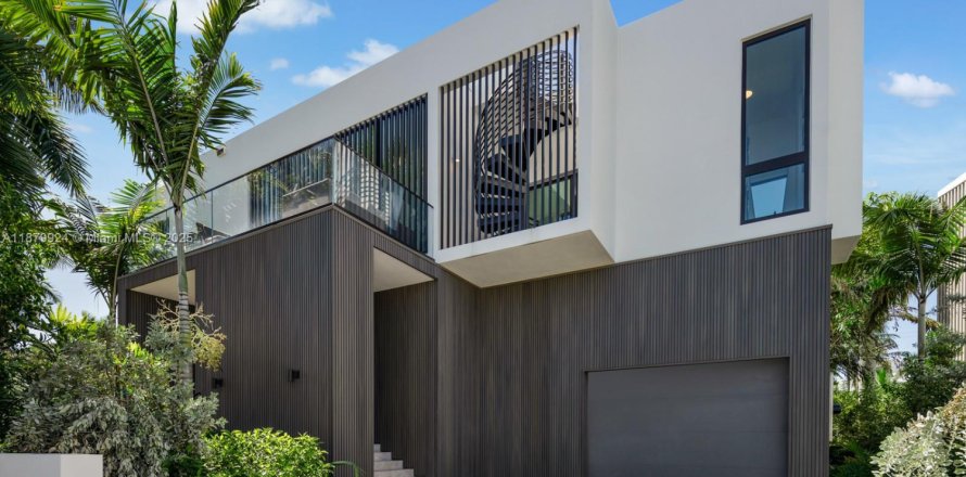 House in Miami Beach, Florida 4 bedrooms, 285.86 sq.m. № 1931230