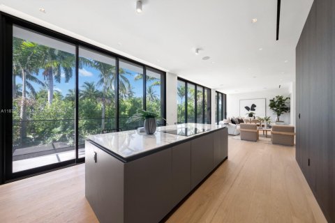 House in Miami Beach, Florida 4 bedrooms, 285.86 sq.m. № 1931230 - photo 13