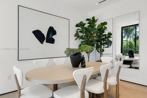 House in Miami Beach, Florida 4 bedrooms, 285.86 sq.m. № 1931230 - photo 10