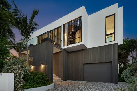 House in Miami Beach, Florida 4 bedrooms, 285.86 sq.m. № 1931230 - photo 2