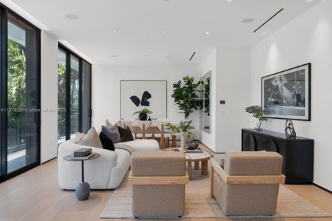 House in Miami Beach, Florida 4 bedrooms, 285.86 sq.m. № 1931230 - photo 6