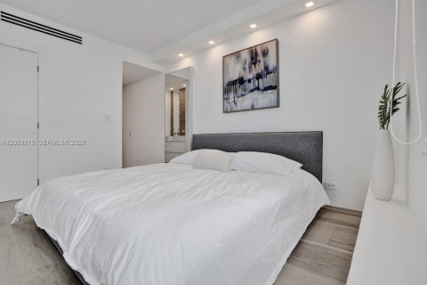 Condo in Miami Beach, Florida, 2 bedrooms  № 2399962 - photo 19