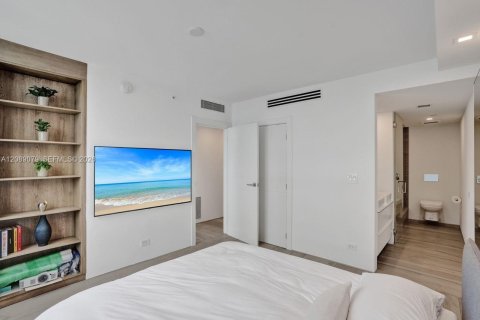 Condo in Miami Beach, Florida, 2 bedrooms  № 2399962 - photo 21