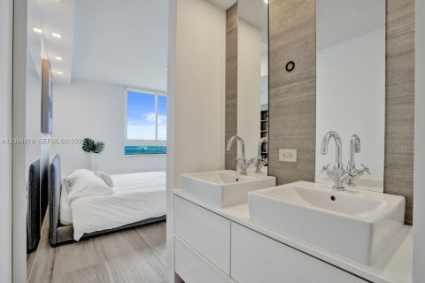 Condo in Miami Beach, Florida, 2 bedrooms  № 2399962 - photo 25