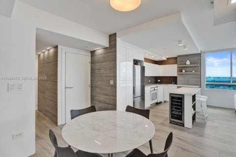 Condo in Miami Beach, Florida, 2 bedrooms  № 2399962 - photo 11