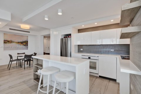 Condo in Miami Beach, Florida, 2 bedrooms  № 2399962 - photo 16