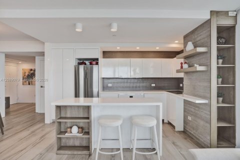 Condo in Miami Beach, Florida, 2 bedrooms  № 2399962 - photo 15