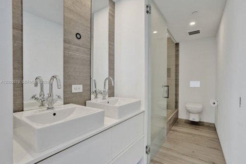 Condo in Miami Beach, Florida, 2 bedrooms  № 2399962 - photo 23