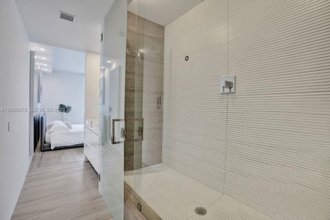 Condo in Miami Beach, Florida, 2 bedrooms  № 2399962 - photo 24