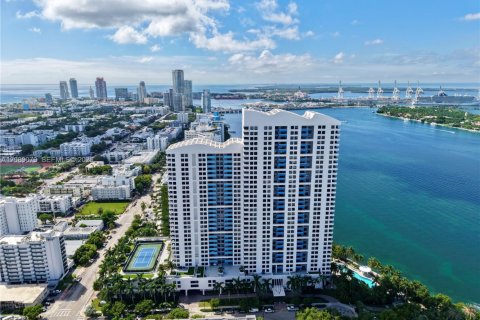 Condo in Miami Beach, Florida, 2 bedrooms  № 2399962 - photo 2