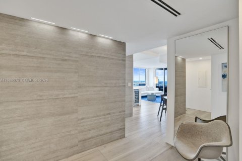 Condo in Miami Beach, Florida, 2 bedrooms  № 2399962 - photo 12