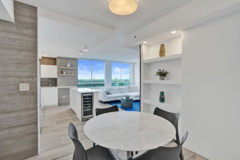 Condo in Miami Beach, Florida, 2 bedrooms  № 2399962 - photo 10