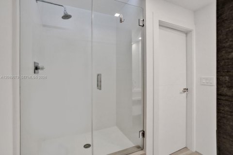 Condo in Miami Beach, Florida, 2 bedrooms  № 2399962 - photo 27
