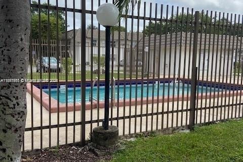 Condo in Miami, Florida, 2 bedrooms  № 1882343 - photo 2