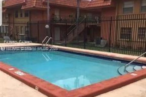 Condo in Miami, Florida, 2 bedrooms  № 1882343 - photo 4