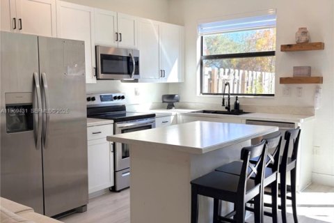 Adosado en Miami, Florida 3 dormitorios, 116.69 m2 № 2040312