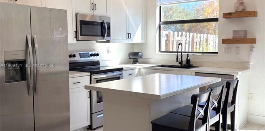 Таунхаус в Майами, Флорида 3 спальни, 116.69м2 № 2040312