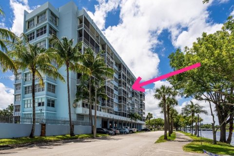 Condo in North Miami Beach, Florida, 1 bedroom  № 1857016 - photo 3