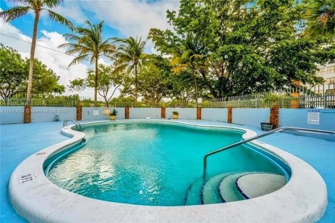 Condo in North Miami Beach, Florida, 1 bedroom  № 1857016 - photo 7