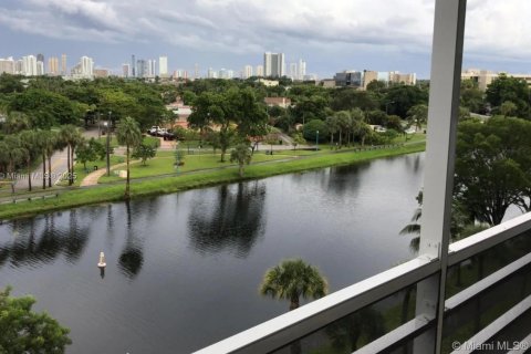 Condo in North Miami Beach, Florida, 1 bedroom  № 1857016 - photo 6