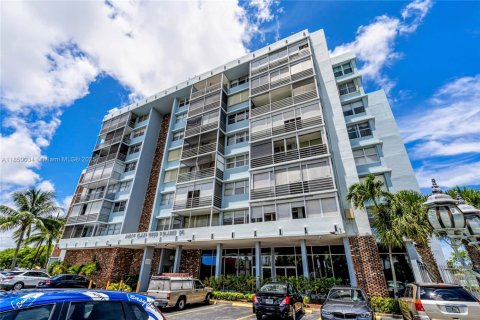 Condo in North Miami Beach, Florida, 1 bedroom  № 1857016 - photo 2