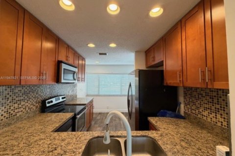 Townhouse in Coral Springs, Florida 3 bedrooms, 140.28 sq.m. № 2062022 - photo 10