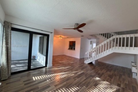 Townhouse in Coral Springs, Florida 3 bedrooms, 140.28 sq.m. № 2062022 - photo 3