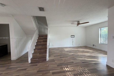 Townhouse in Coral Springs, Florida 3 bedrooms, 140.28 sq.m. № 2062022 - photo 5