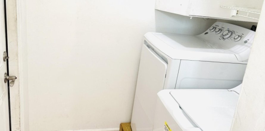 Propiedad comercial en West Palm Beach, Florida 2 dormitorios, 83.61 m2 № 1159547