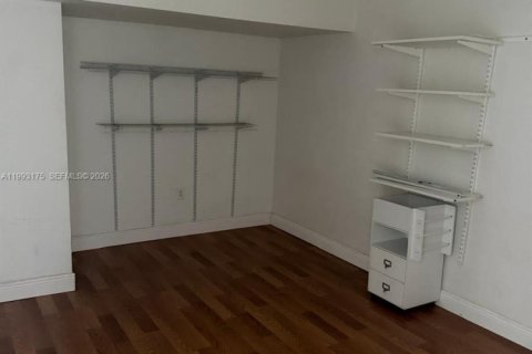 House in Miami, Florida 3 bedrooms, 123.19 sq.m. № 2064828 - photo 16