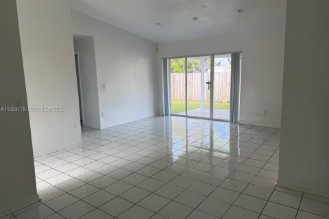 House in Miami, Florida 3 bedrooms, 123.19 sq.m. № 2064828 - photo 13