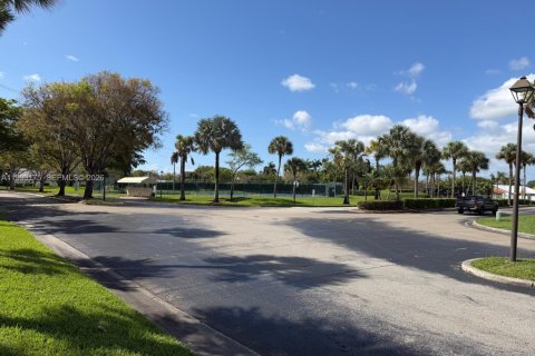 House in Miami, Florida 3 bedrooms, 123.19 sq.m. № 2064828 - photo 22